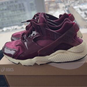 Burgundy Air Huarache Sneakers	7.5
